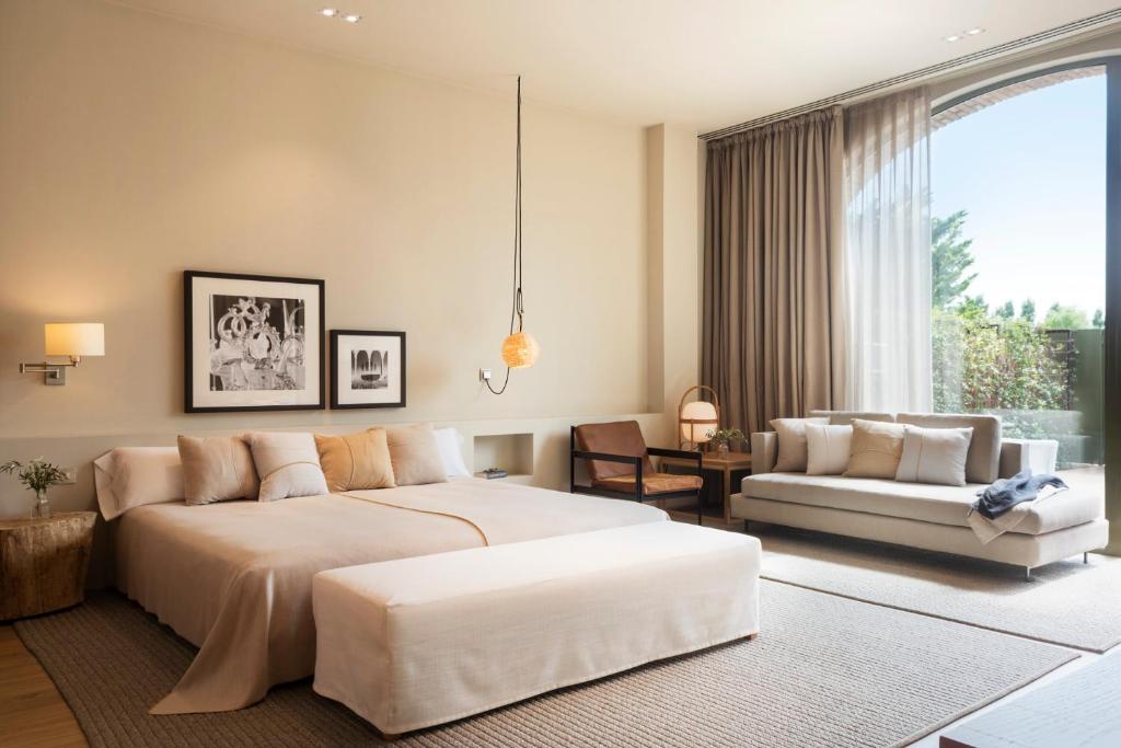 Posteľ alebo postele v izbe v ubytovaní Hotel Peralada Wine Spa & Golf