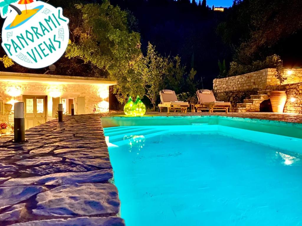 - une piscine dans un jardin la nuit dans l'établissement Villa Eva Agni with private pool, à Agní