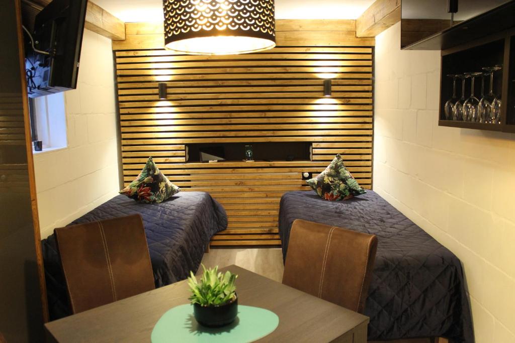 Posezení v ubytování KLEINE SOUTERRAIN WOHNUNG NÄHE HAMBURG