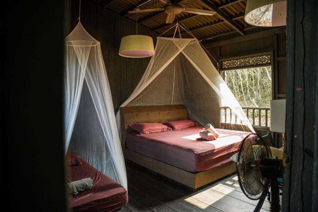 Postel nebo postele na pokoji v ubytování Harrera Perhentian, Long Beach