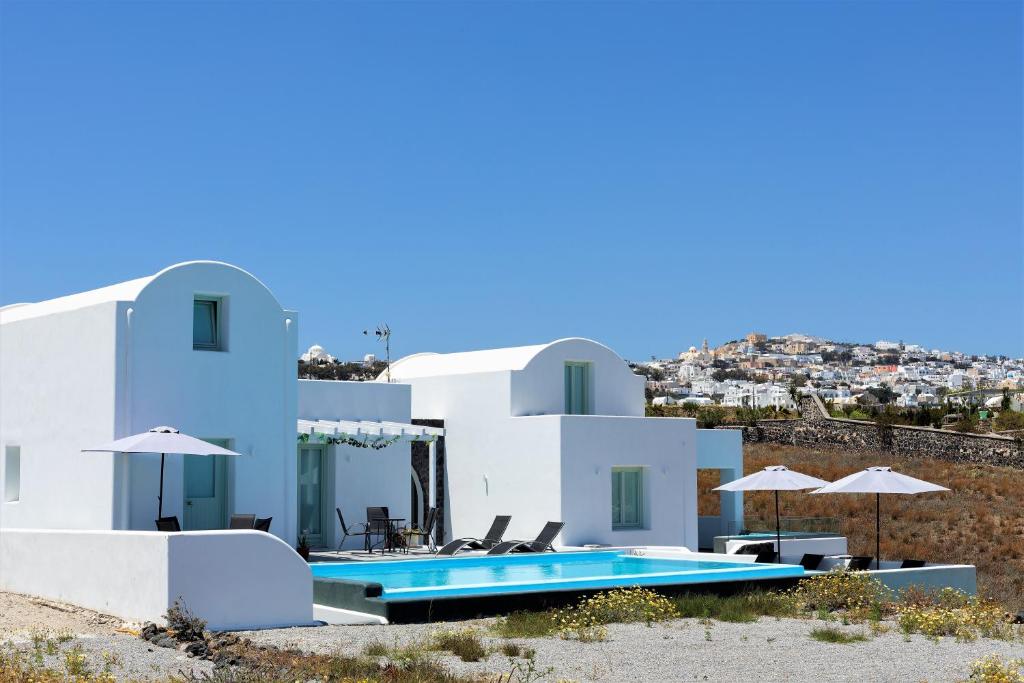 uma villa com piscina em Santorini em White Element em Karterados
