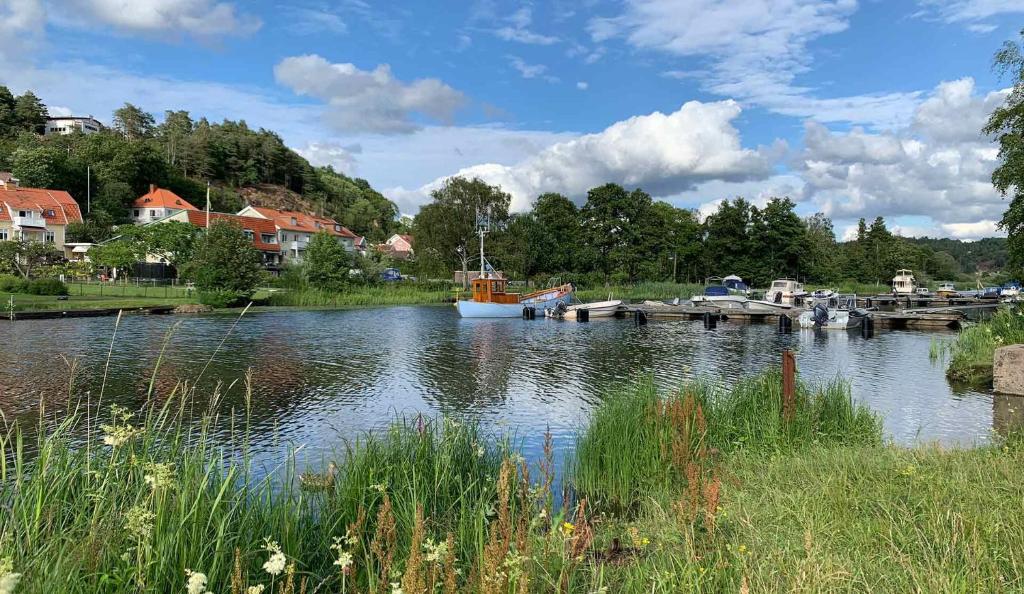Łódź zakotwiczona jest w doku na rzece. w obiekcie Kungälv Longstay w mieście Kungälv