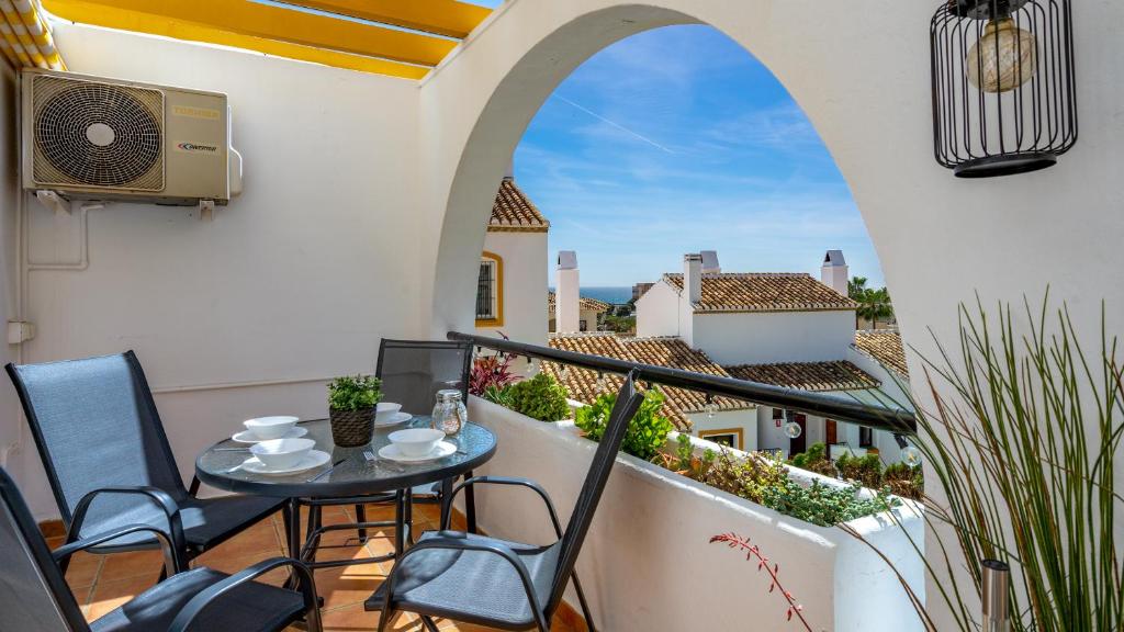 A balcony or terrace at Cozy apartment with pool in Riviera del Sol by Costarentals - Ref 153
