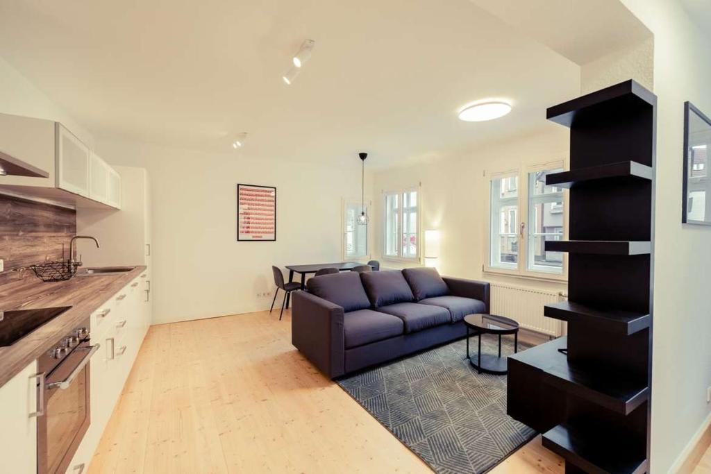 een woonkamer met een bank en een tafel bij Apartment für 4 Aalen Zentrum Netflix 300 Mbit Wlan in Aalen