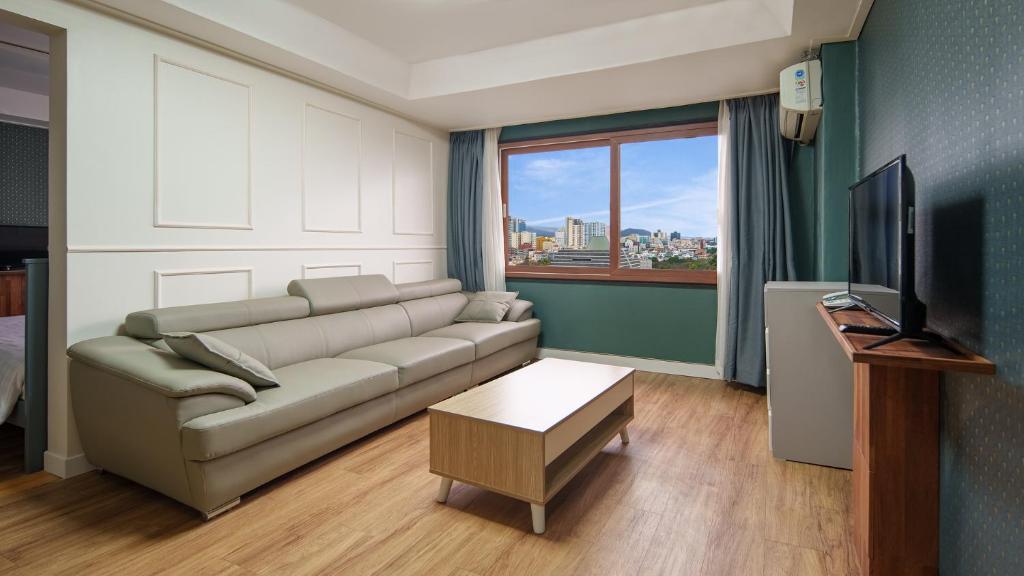 TV a/nebo společenská místnost v ubytování Hiker Hotel