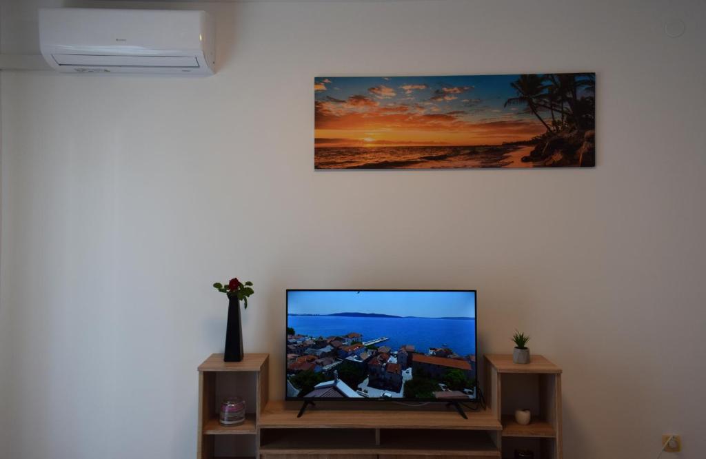 Televízia a/alebo spoločenská miestnosť v ubytovaní Calypso
