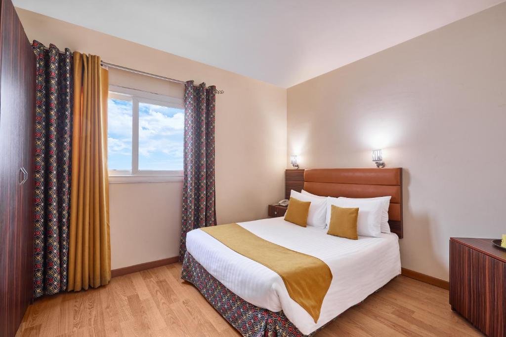 Postel nebo postele na pokoji v ubytování Golden Carven Hotel