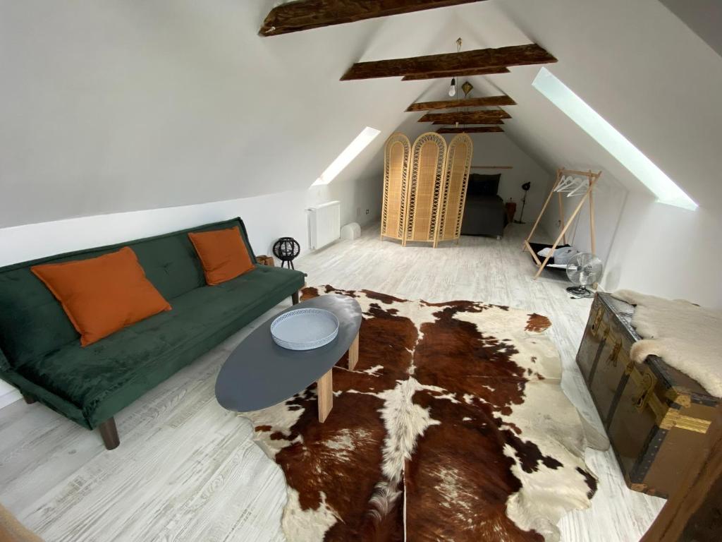 ein Wohnzimmer mit einer grünen Couch und einem Teppich in der Unterkunft Dock Cottage House in Bădeni