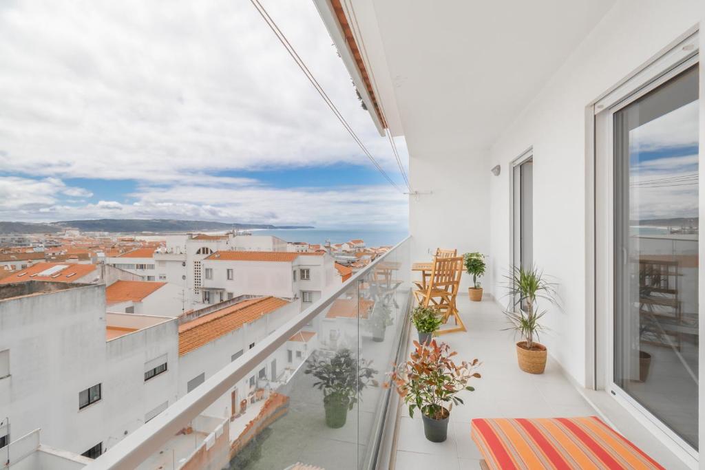 een balkon met uitzicht op de stad bij Apartamento Figueiras in Nazaré