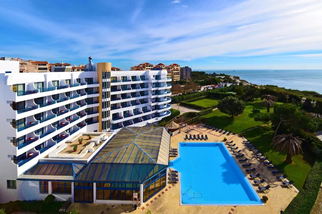  Elle offre une vue aérienne sur un hôtel doté d'une piscine. dans l'établissement Hotel Pestana Cascais Ocean & Conference Aparthotel, à Cascais