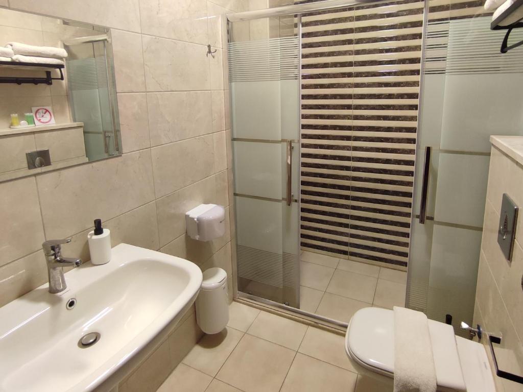 Koupelna v ubytování Black Iris Hotel II