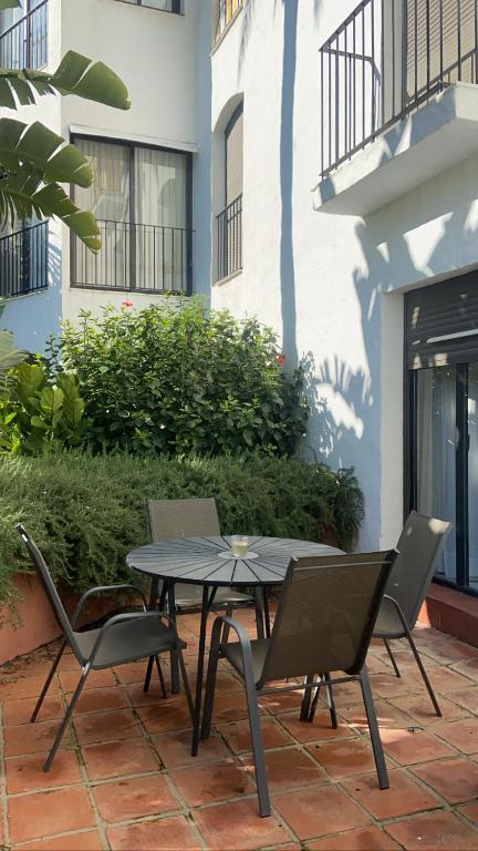 Fotografie z fotogalerie ubytování Rez de jardin en plein cœur de Puerto Banús v destinaci Marbella