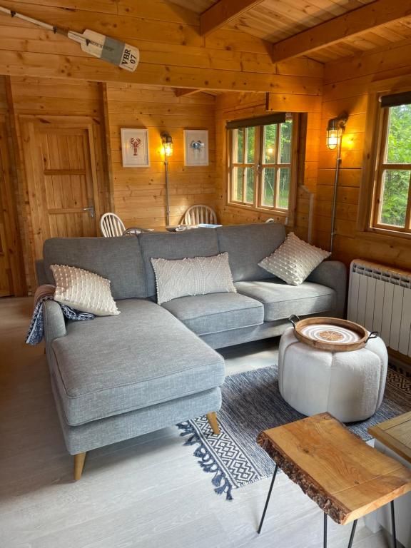 O Dan Y Coed Swedish Log Cabin with Hot Tub, Chwilog – Tarifs 2024