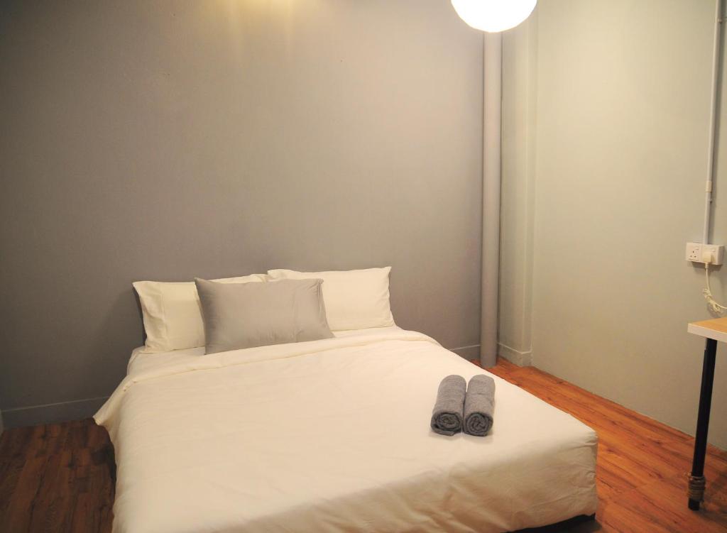 Postel nebo postele na pokoji v ubytování GRAYHAUS SOHO Ipoh