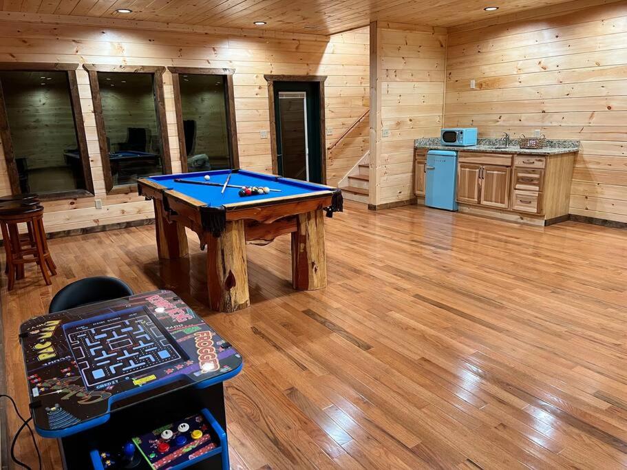Biliár nebo kulečník v ubytování * * 4 Master Bedrooms, Views, Theater, Arcade, EVC
