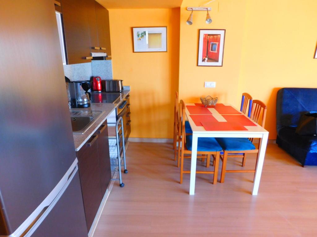 Kuchyňa alebo kuchynka v ubytovaní GMID IMMO A222 Gregal Piso 2 habitaciones, parking y piscina