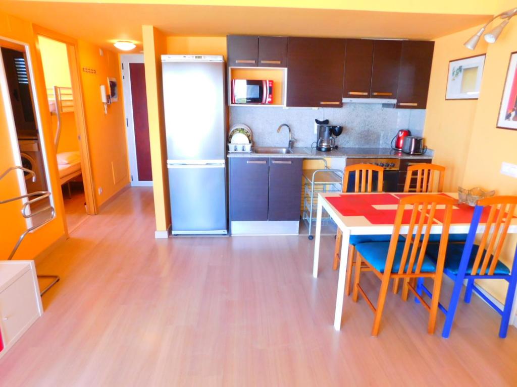 Kuchyňa alebo kuchynka v ubytovaní GMID IMMO A222 Gregal Piso 2 habitaciones, parking y piscina