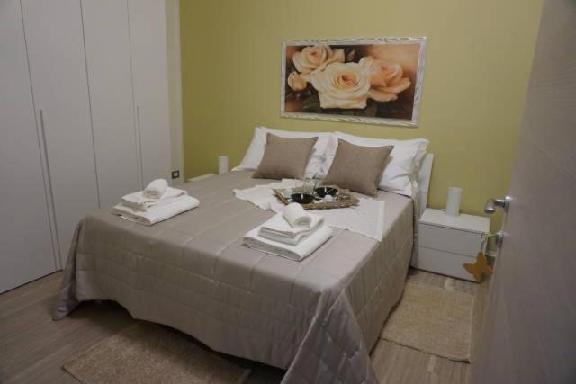 een slaapkamer met een bed met twee handdoeken erop bij La Rosa del Salento in San Cesario di Lecce
