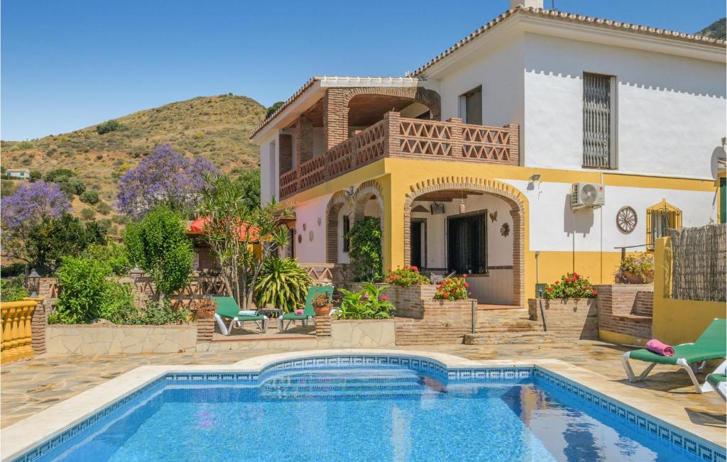 eine Villa mit einem Pool vor einem Haus in der Unterkunft Stunning Home In Mijas With Swimming Pool in Mijas