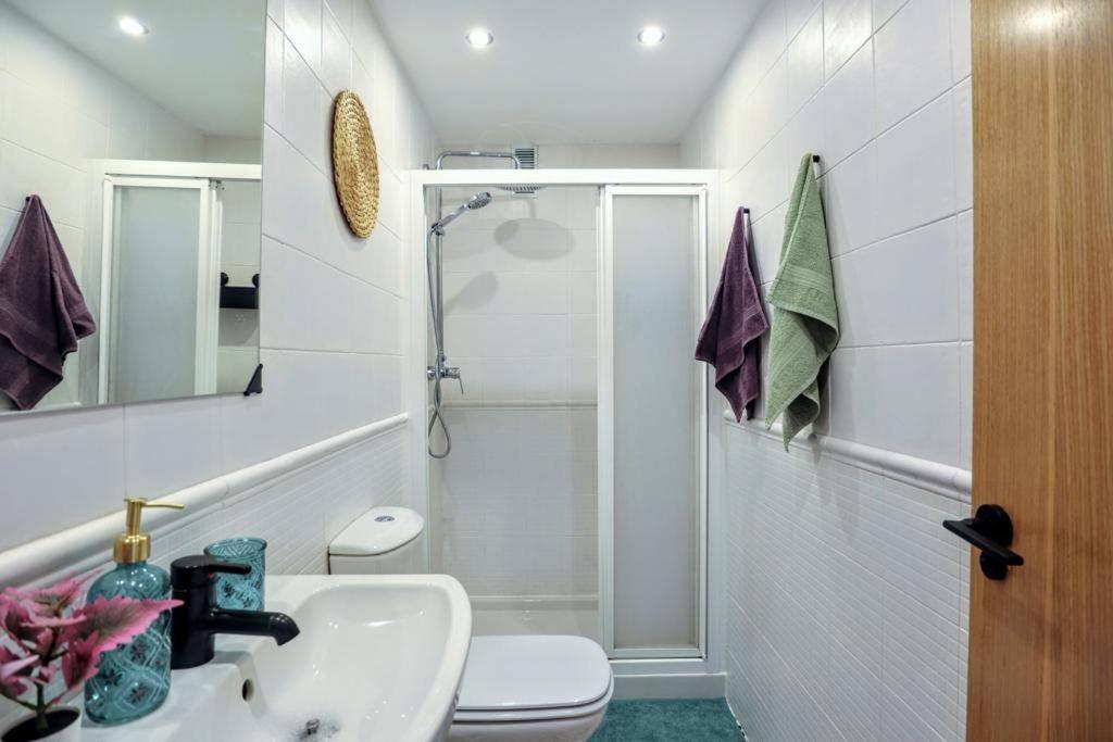 Koupelna v ubytování Blue Marine Home - Parking, Pool, AC, WiFi