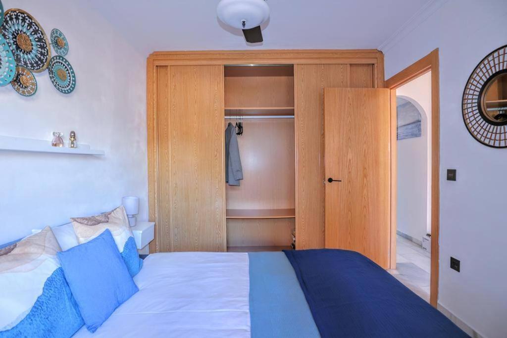 Postel nebo postele na pokoji v ubytování Blue Marine Home - Parking, Pool, AC, WiFi