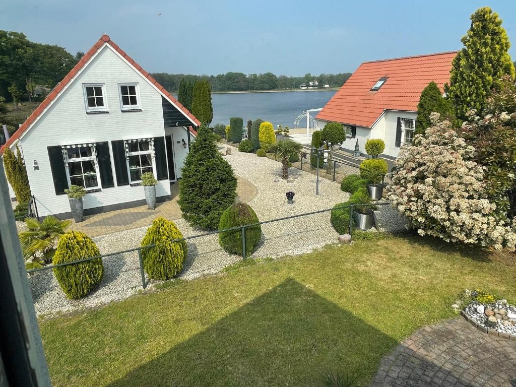 an aerial view of a house with a garden at Freistehendes Ferienhaus am See Nähe Roermond in Heel