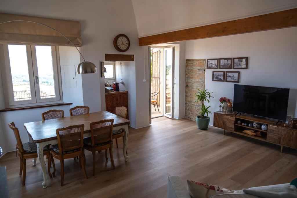 - une cuisine et une salle à manger avec une table et des chaises dans l'établissement Appartamento Natinguerra, à Civitanova Marche