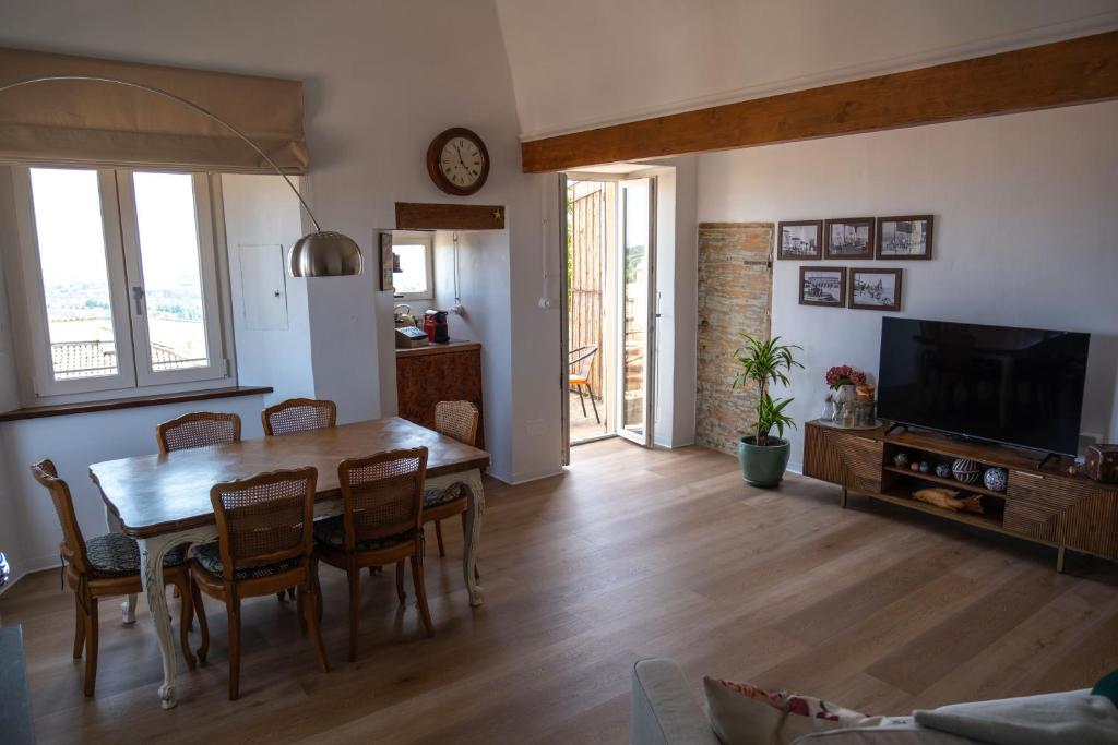 a kitchen and dining room with a table and chairs at Appartamento Natinguerra in Civitanova Marche