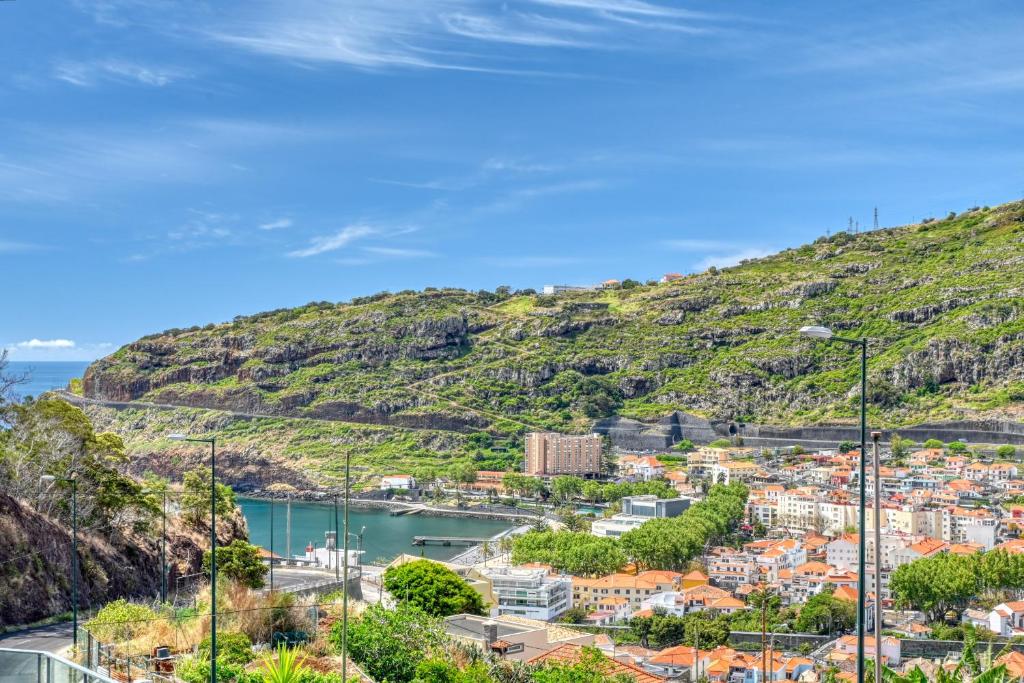 vistas a una ciudad en una colina en Baia Machico, a Home in Madeira, en Machico