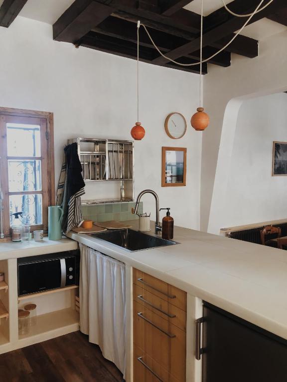 Kuchyň nebo kuchyňský kout v ubytování L'escale Surf Hostel - Auberge de jeunesse