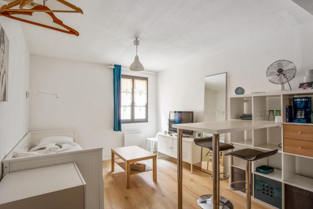 亞維儂的住宿－Charming studio in Avignon' city center - Welkeys，客房设有带桌椅的厨房。