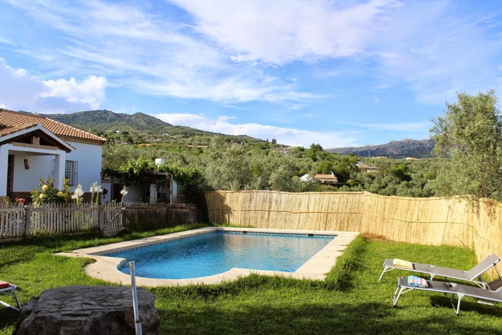 - une piscine dans la cour d'une maison dans l'établissement El Llano de la Encina, à Antequera