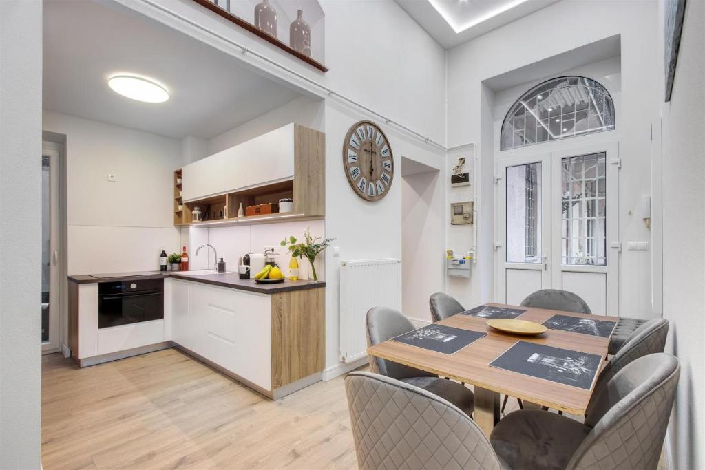 Sir Lancelot Apartment with A/C, Budapest (updated prices 2024)
