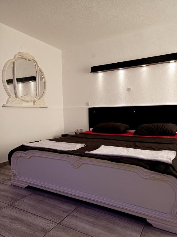 duże łóżko w pokoju z lustrem w obiekcie Kice Apartments w Ochrydzie