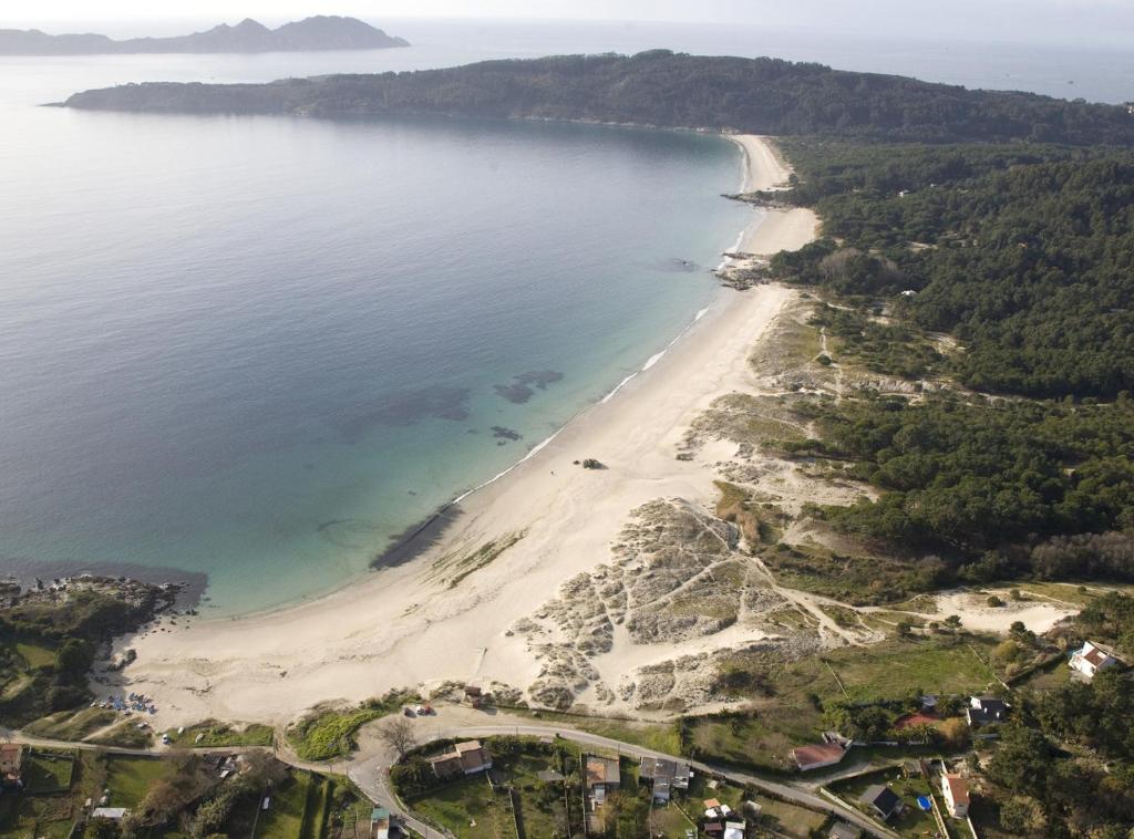 una vista aérea de la playa y del océano en Cabaña rustica en plena naturaleza en playa de Nerga, Ría de Vigo,, en Hío