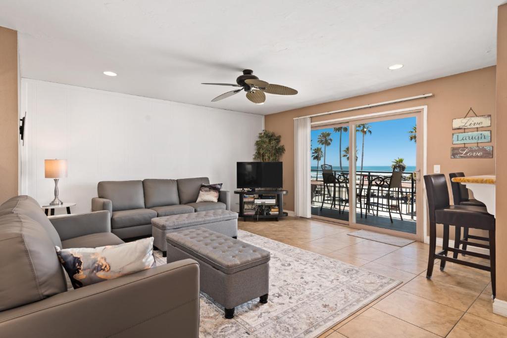 een woonkamer met een bank en een tv bij 309A - Ocean and Beach View in Oceanside