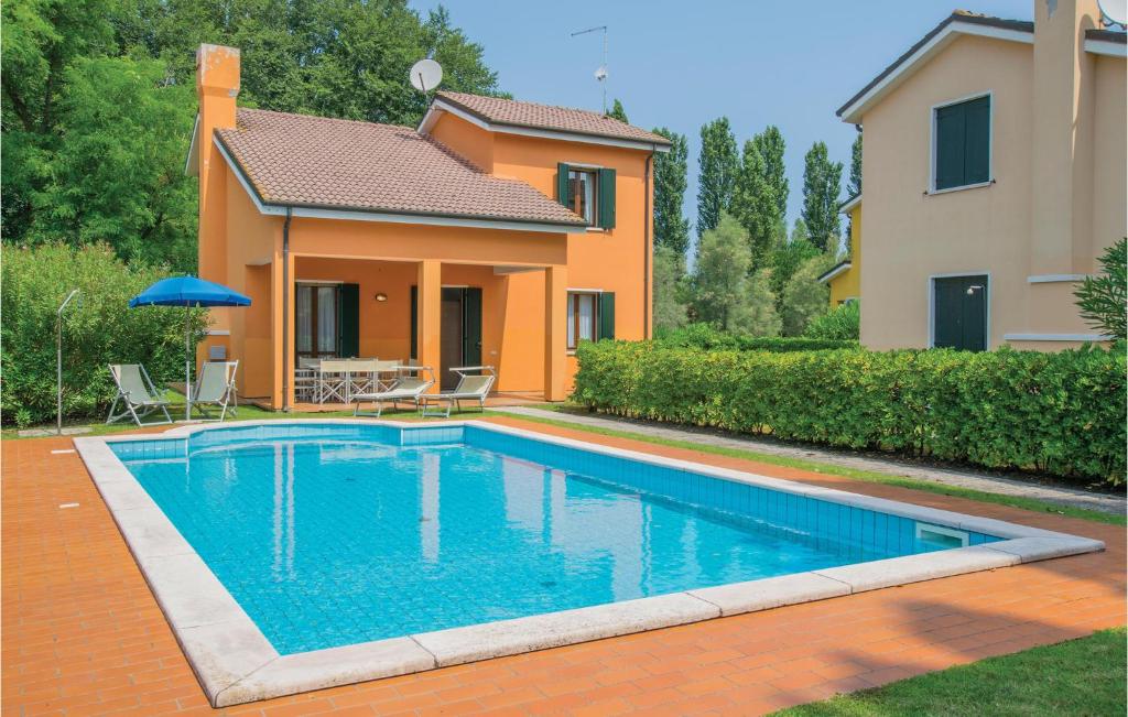 アルバレッラ島にあるStunning Home In Albarella Ro With 3 Bedrooms And Outdoor Swimming Poolの家の前のスイミングプール