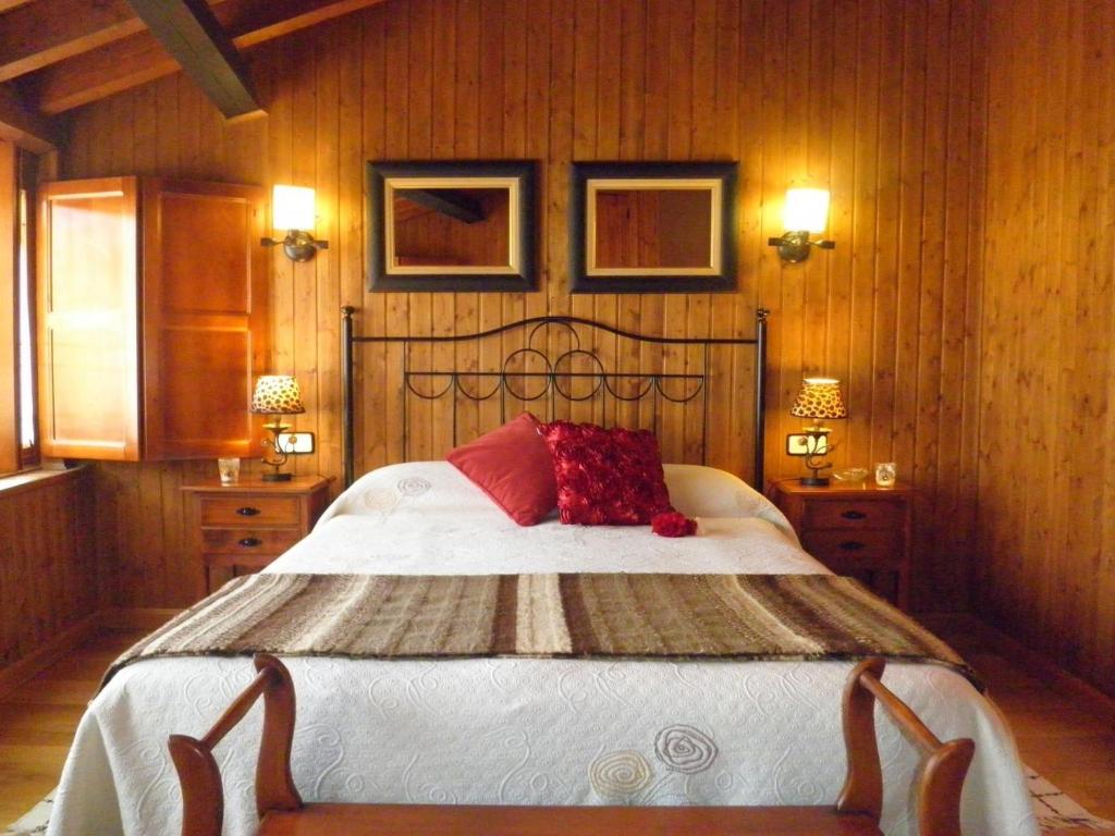 Giường trong phòng chung tại El Roble. Azagalla Rural