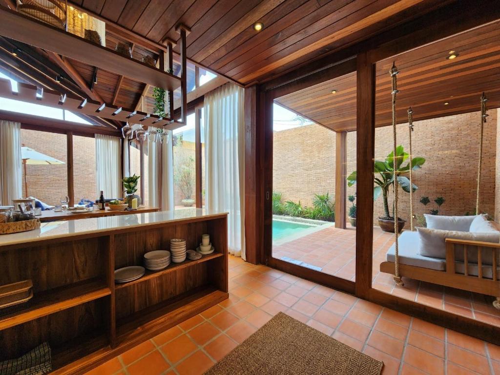 Bazén v ubytování Athita The Hidden Court Chiang Saen Boutique Hotel SHA Plus CERTIFIED nebo v jeho okolí