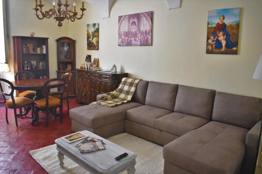 ein Wohnzimmer mit einem Sofa und einem Tisch in der Unterkunft La casa dei libri in Pontremoli