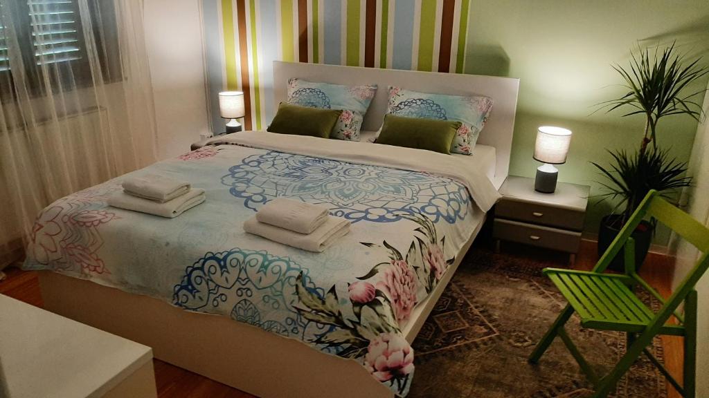 een slaapkamer met een groot bed met kussens erop bij Apartman Mi-Bel in Zagreb