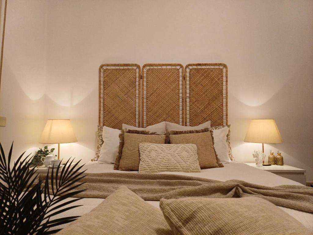 um quarto com uma cama grande e 2 candeeiros em The sea road house em Génova