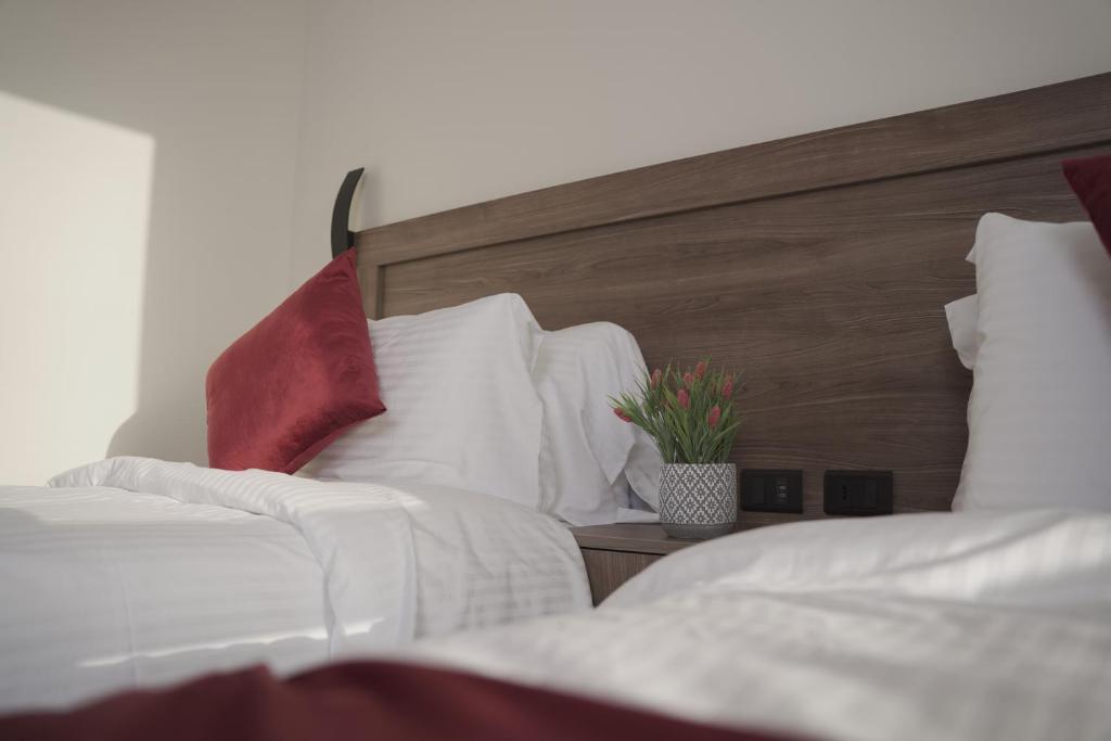 Postel nebo postele na pokoji v ubytování Petra Passion Inn