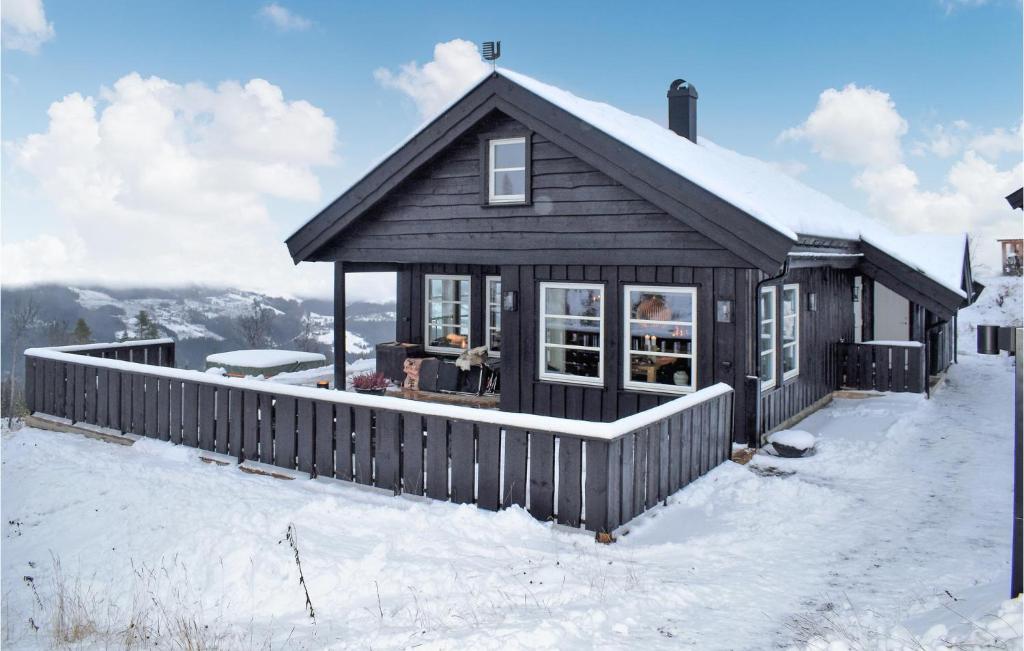 una casa nera con una recinzione nella neve di Gorgeous Home In Gol With House A Mountain View a Gol