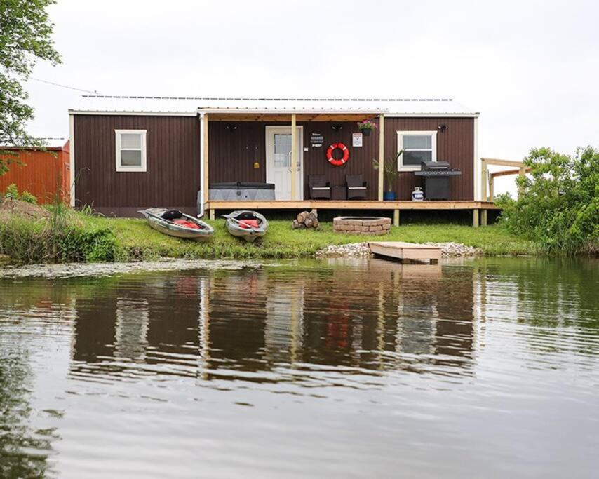una casa con dos canoas frente al agua en Private Hot tub-Lakefront-Deer Lodge, en Commerce
