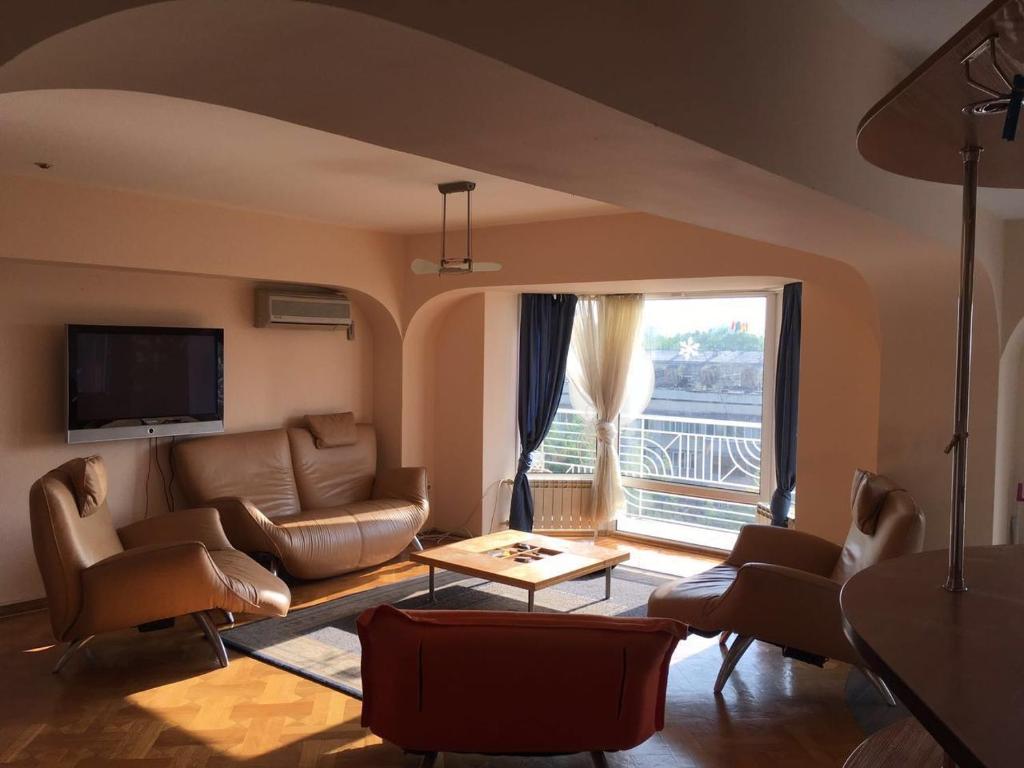 Bright spacious 2 bedroom apt in heart of Almaty!