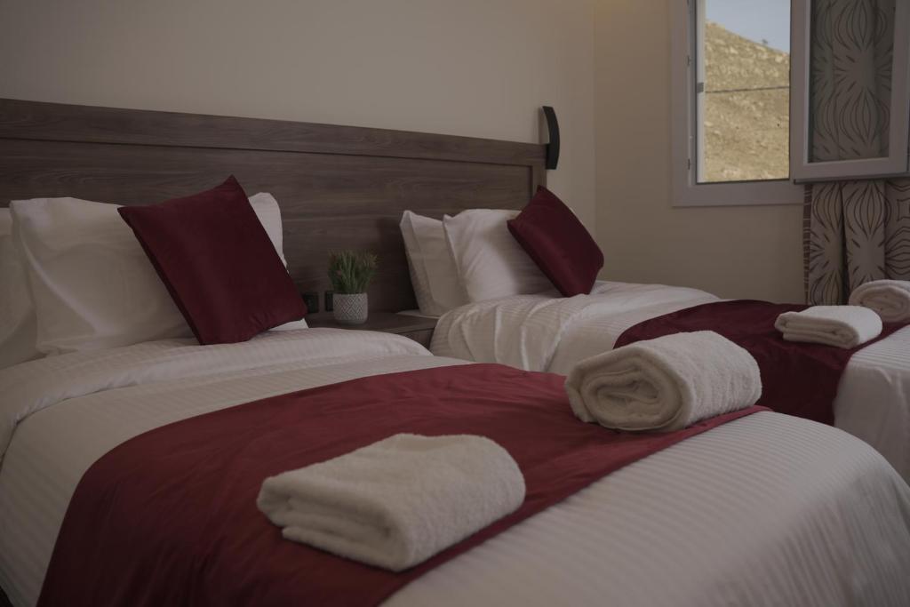 Postel nebo postele na pokoji v ubytování Petra Passion Inn