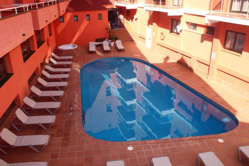 Bazén v ubytování Tossa Beach Center nebo v jeho okolí