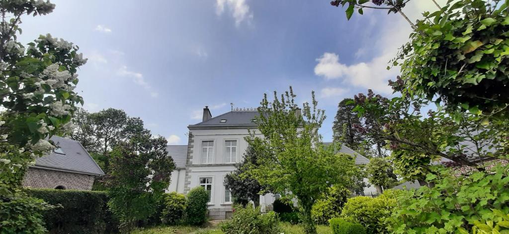 une maison blanche avec un toit gris dans l'établissement Happiness, à Neufchâtel-Hardelot