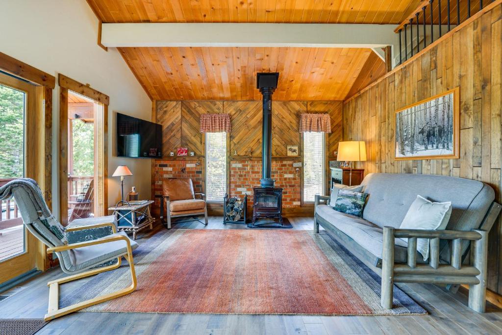 ein Wohnzimmer mit einem Sofa und einem Kamin in der Unterkunft Serene Grand Lake Vacation Rental with Private Deck! in Grand Lake
